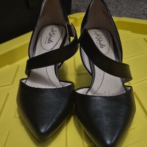 Life Stride Black Pointed-Toe Cross-Strap Pumps